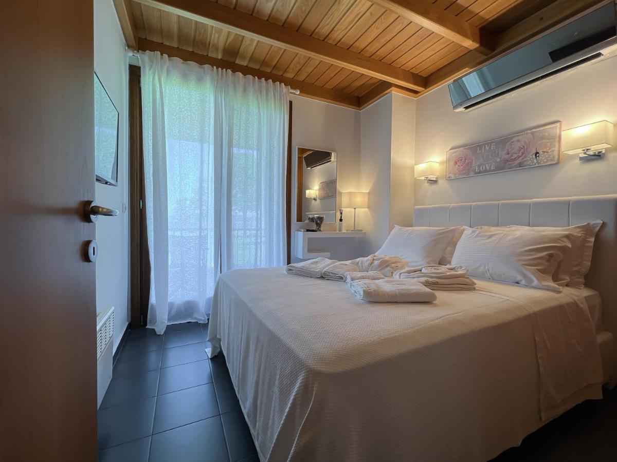 Heaven Luxury Villa Néa Róda Kültér fotó