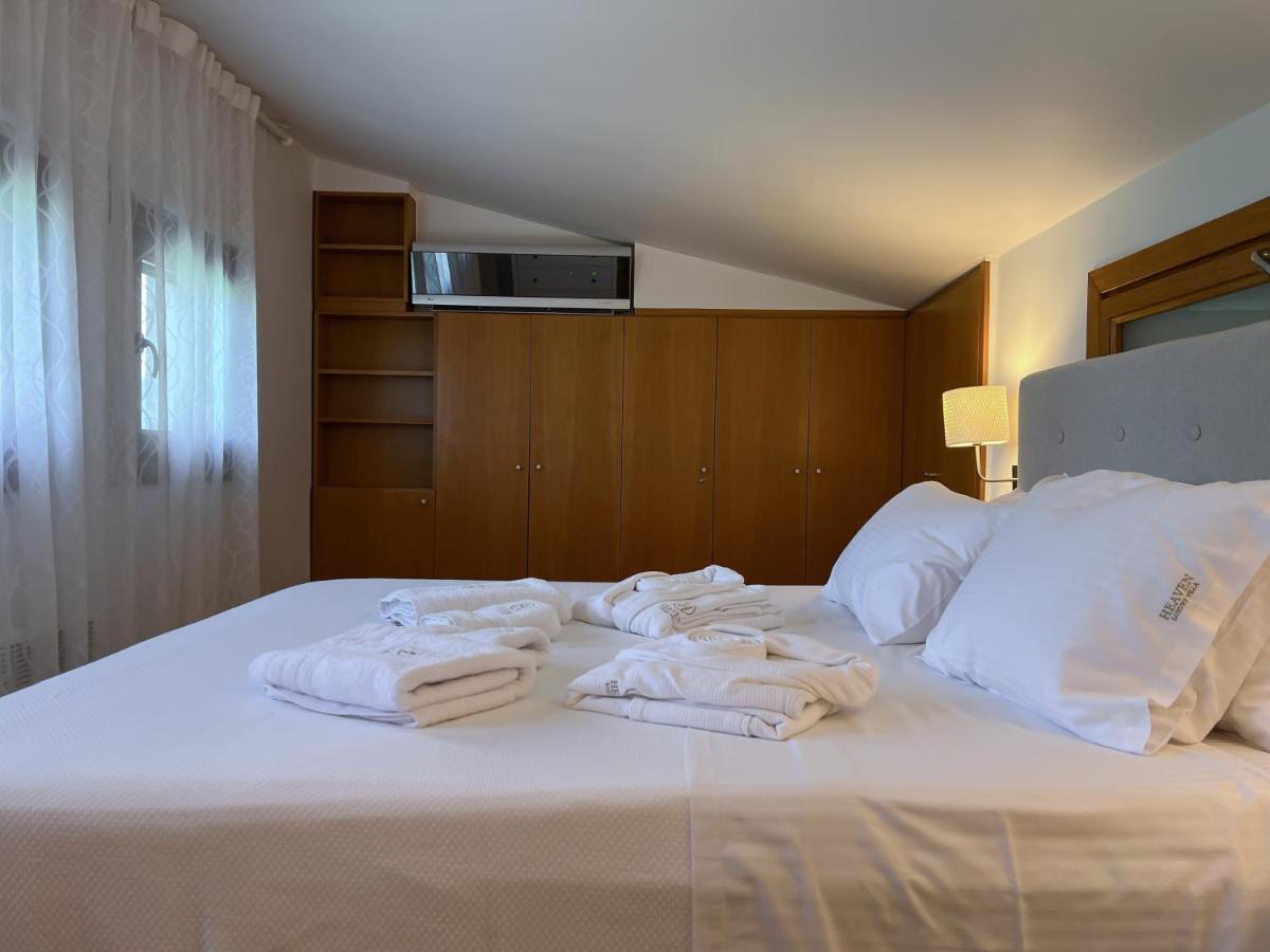 Heaven Luxury Villa Néa Róda Kültér fotó