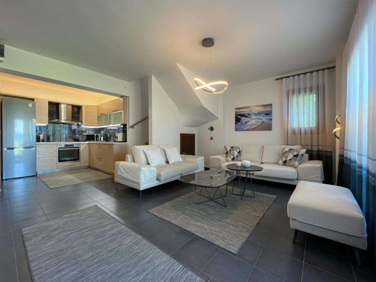Heaven Luxury Villa Néa Róda Kültér fotó